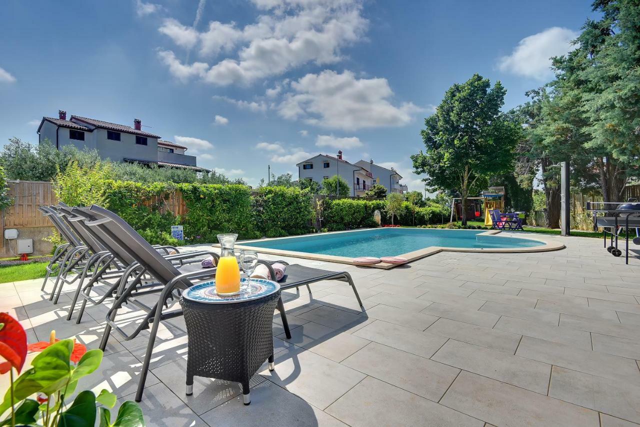 Villa Andrija Family Dream With Heated Pool At The Sea With Beautiful Garden, Outside Cinema And Kids Playground ฟาชานา ภายนอก รูปภาพ